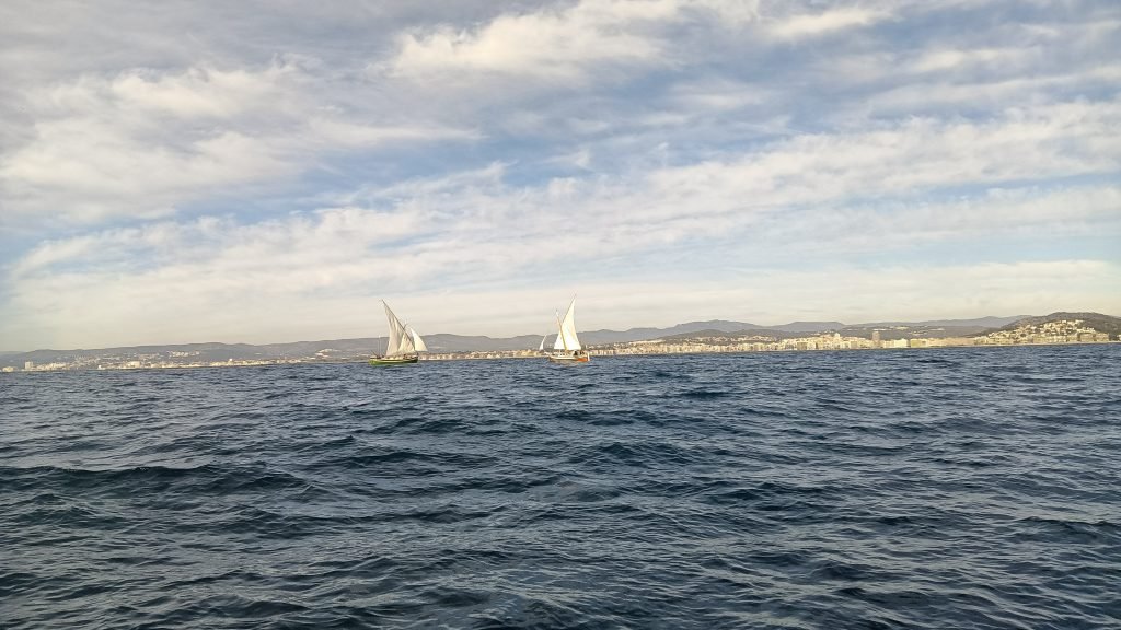 La Francisca i La Barrala navegant davant Calafell