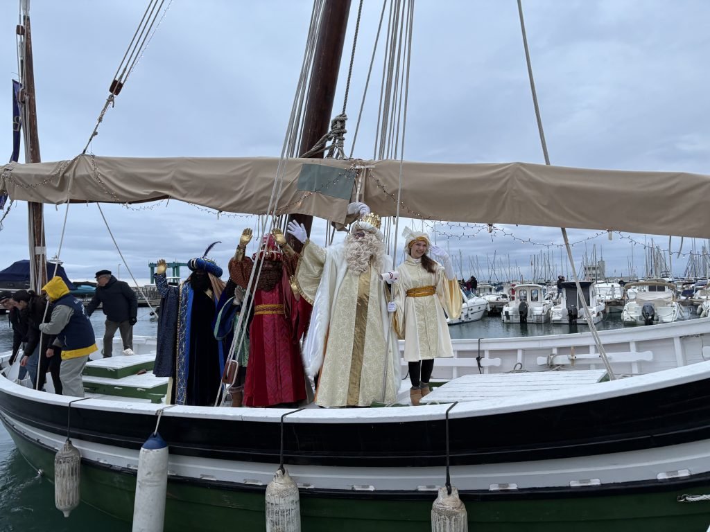 Arribada dels Reis d'Orient a Calafell a bord de la barca Francisca